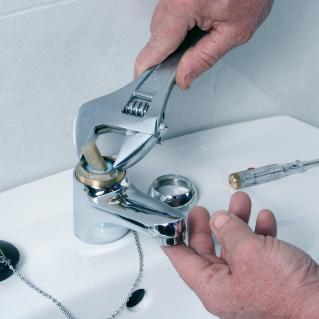 plumber repairing bathroom faucet honolulu hi